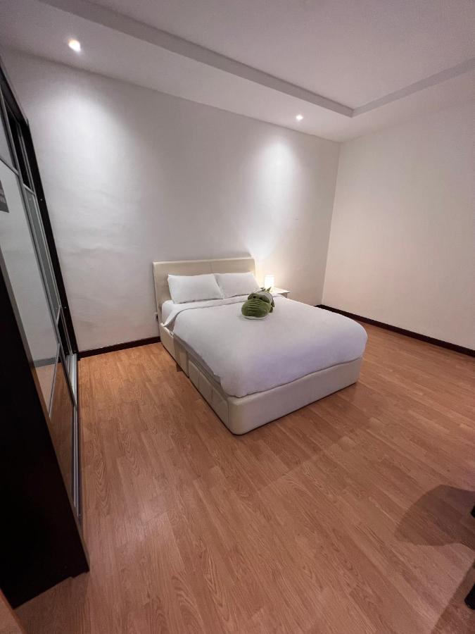 Super Comfy Big Space In Imperial Boulevard Mall *