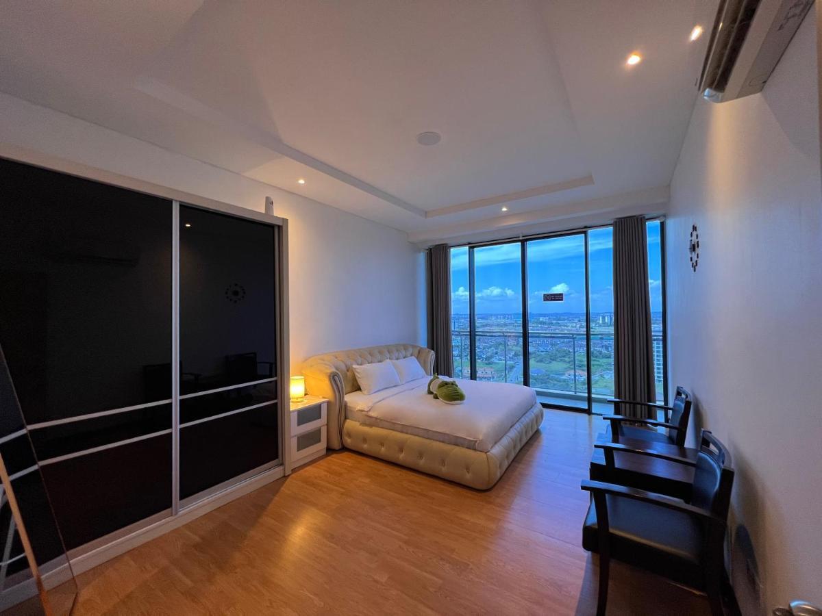 Super Comfy Big Space In Imperial Boulevard Mall *