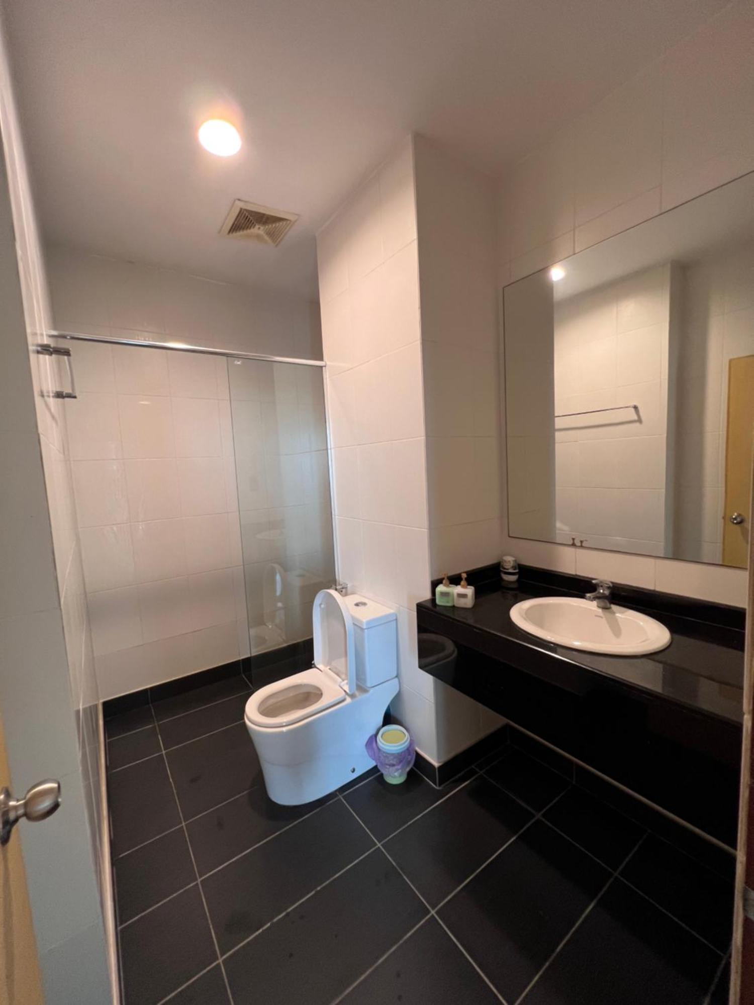 Super Comfy Big Space In Imperial Boulevard Mall *